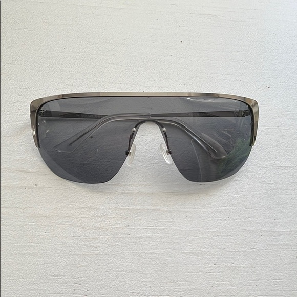 NWOT PRIVÉ REVAUX The Janet Oversized Metallic Silver Sunglasses and Hard Case - Picture 10 of 10